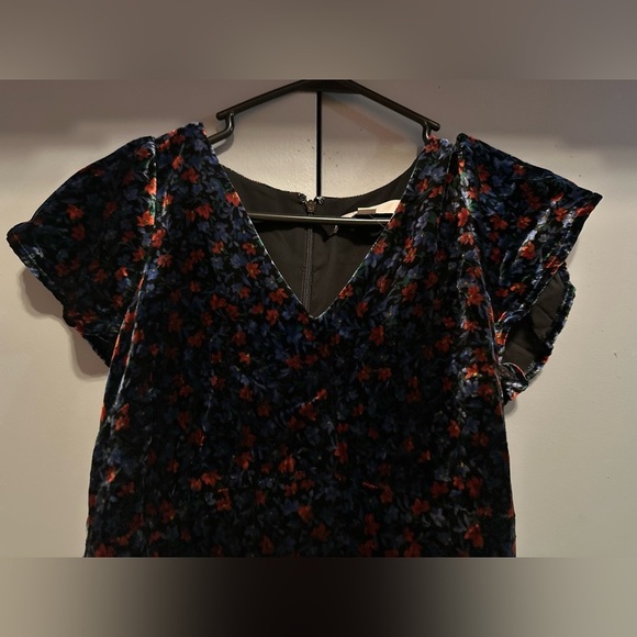 LOFT - Elegant Black Dress with Floral Accents (Size 2) - Picture 4 of 11